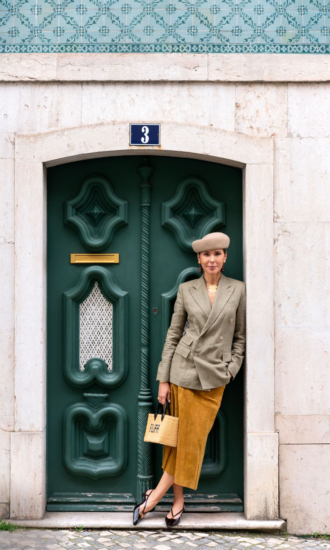 LUGAR FELIZ
Filipa, en las inmediaciones de su apartamento en Lisboa, donde ha empezado una nueva y refrescante etapa de su vida, entregada a su profesión y su pasión por el interiorismo.