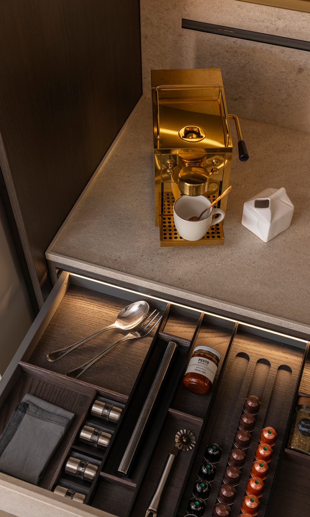 Detalle encimera de la cocina y cajón