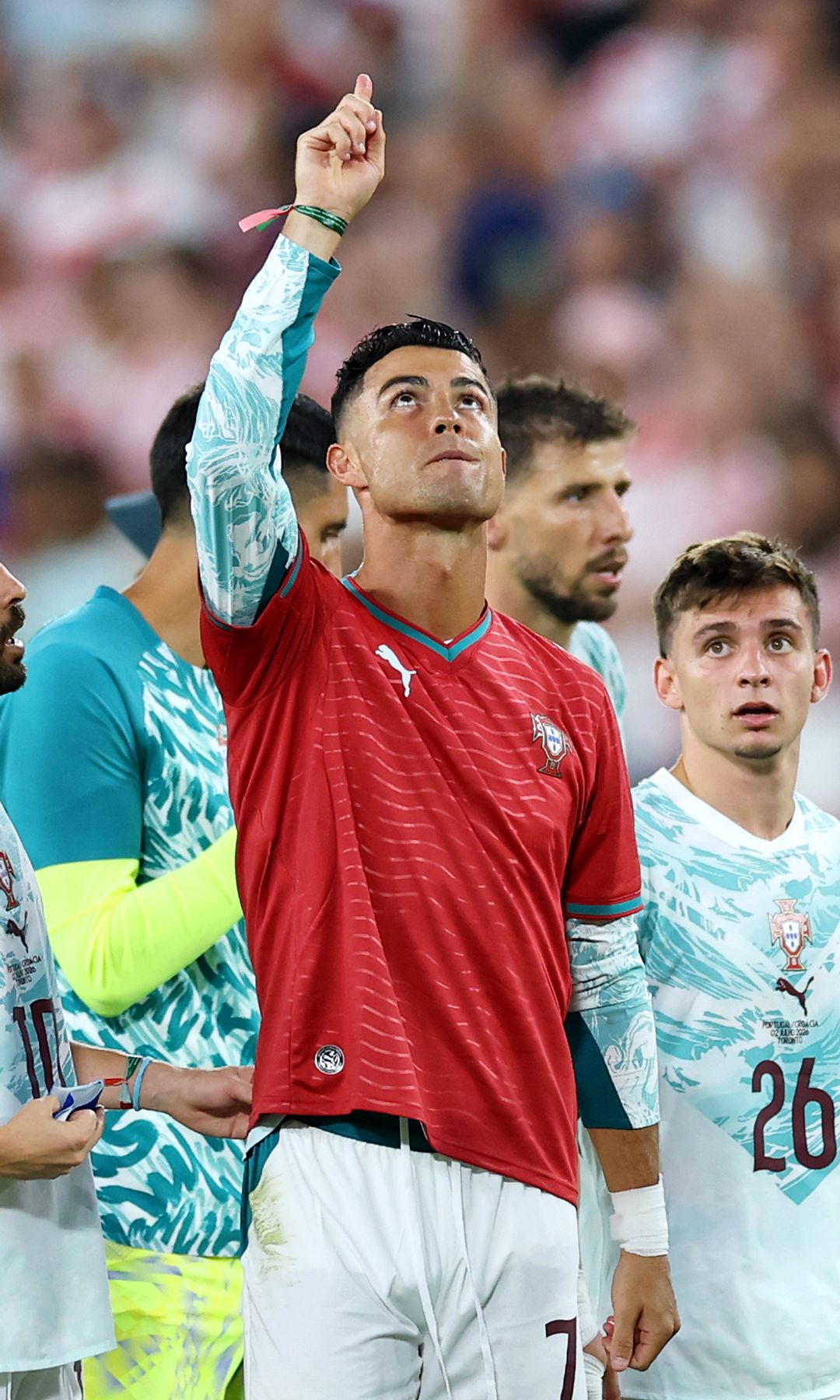 Cristiano Ronaldo, capitán de Portugal, celebra la victoria por 2-1 sobre Croacia en los dieciseisavos de final del Mundial 2026 sosteniendo una camiseta en homenaje a su fallecido compañero Diogo Jota, en el Toronto Stadium. TORONTO (CANADÁ), 2 de julio de 2026