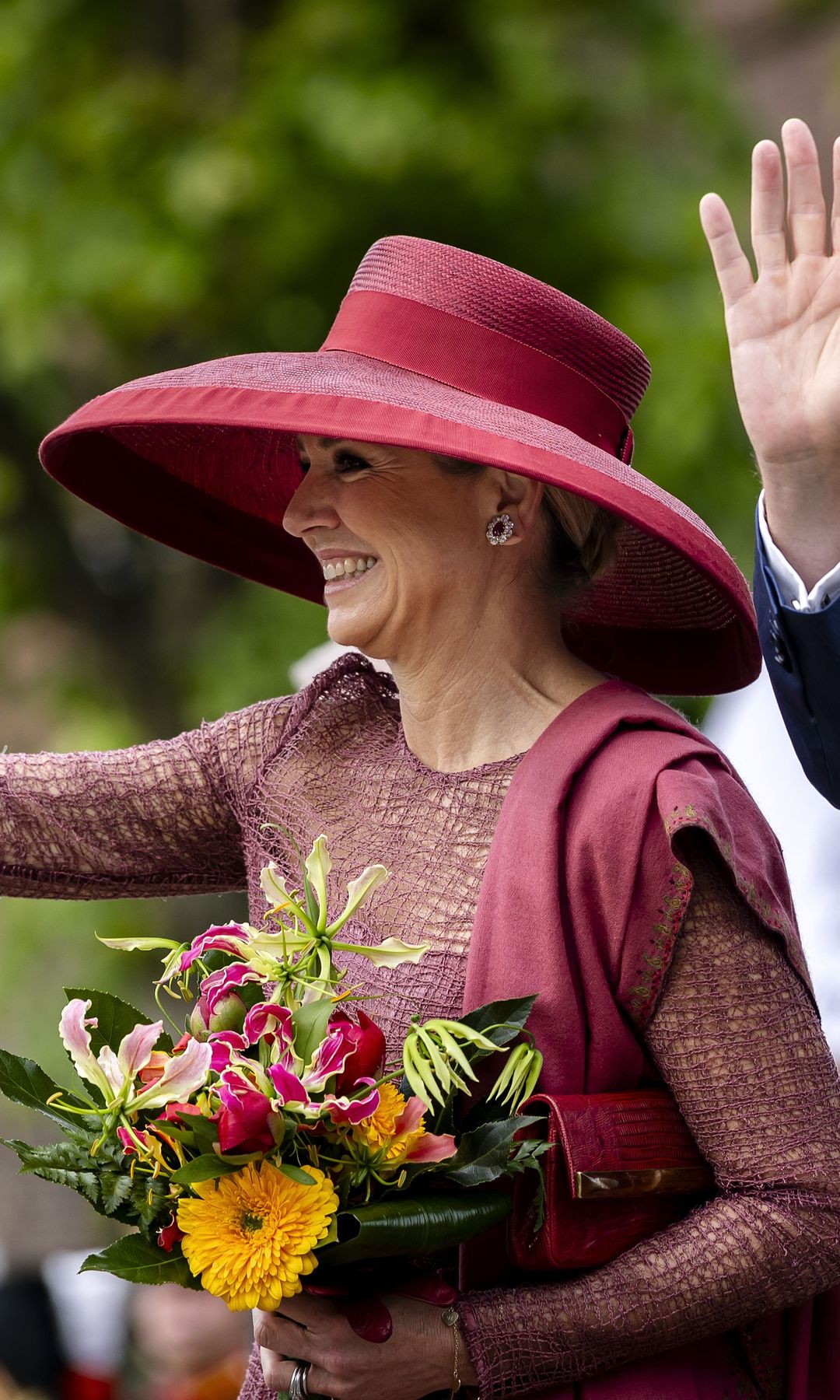 Máxima de Holanda, la reina de las pamelas, arriesga y gana con su vestido semitransparente de 2017 en Limburgo Central