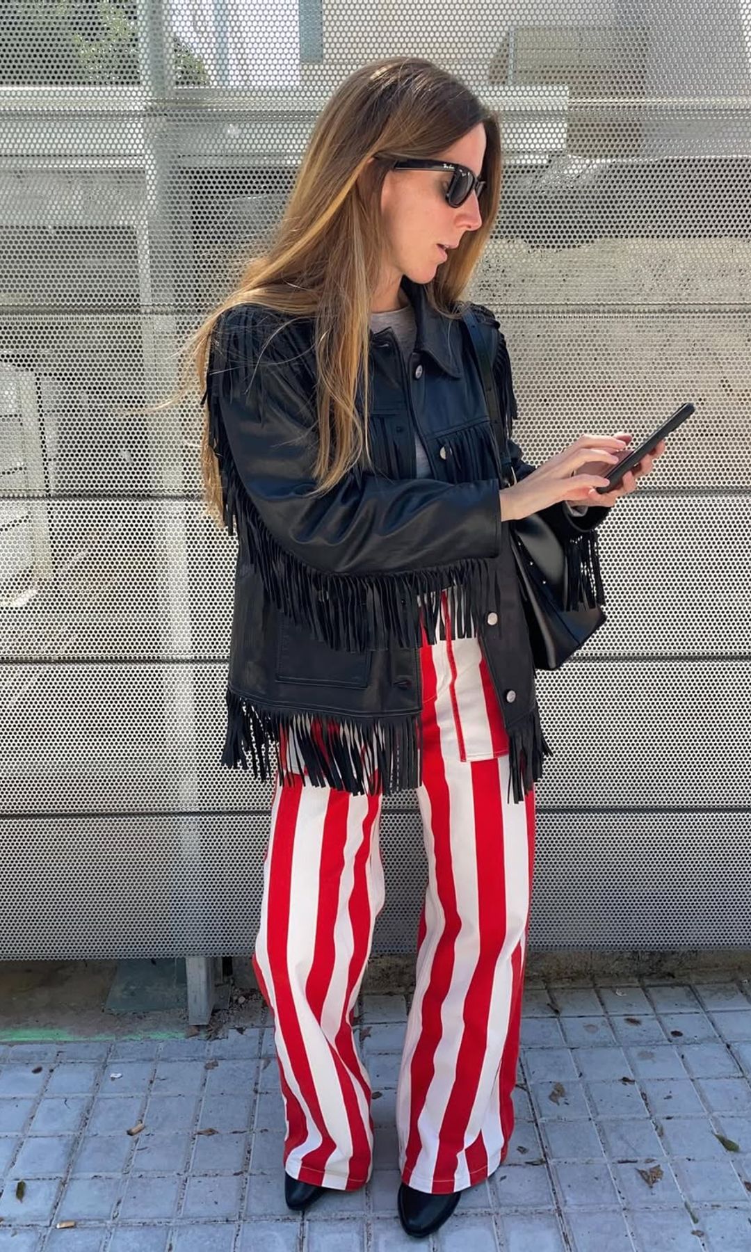 Elisa Serrano con pantalones a rayas.