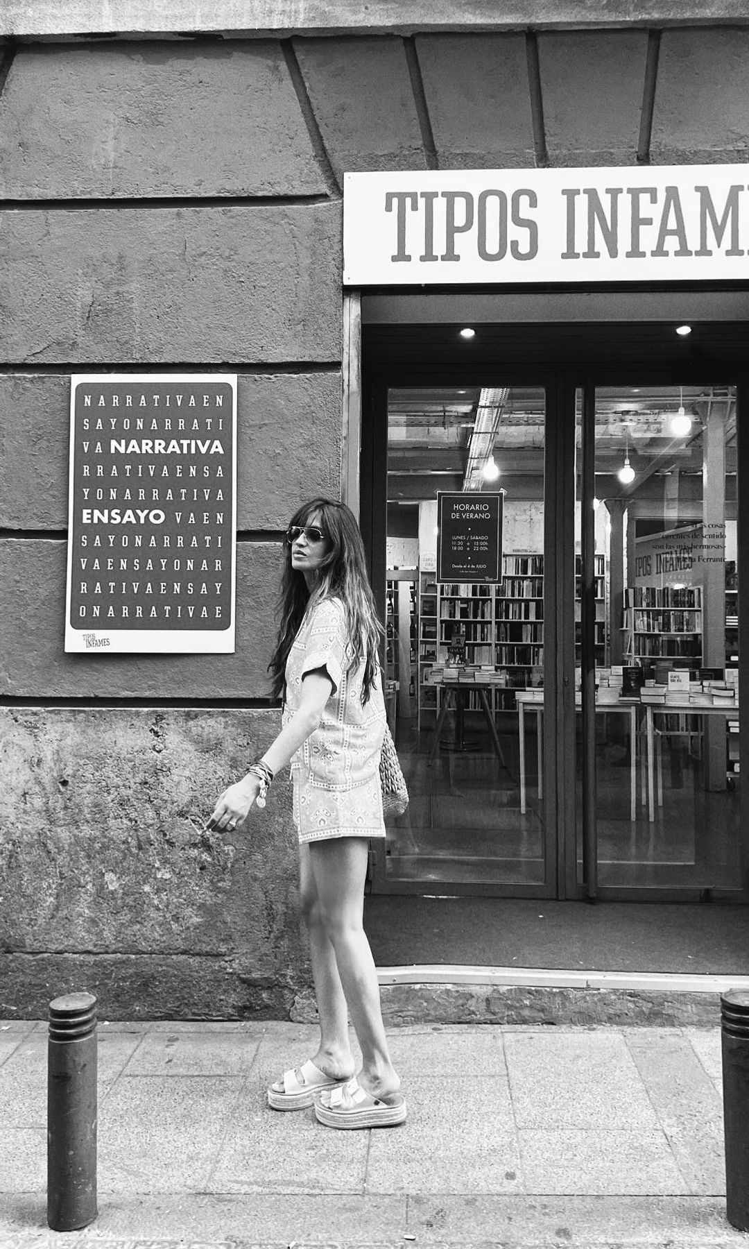 Sara Carbonero en la puerta de una libreria 