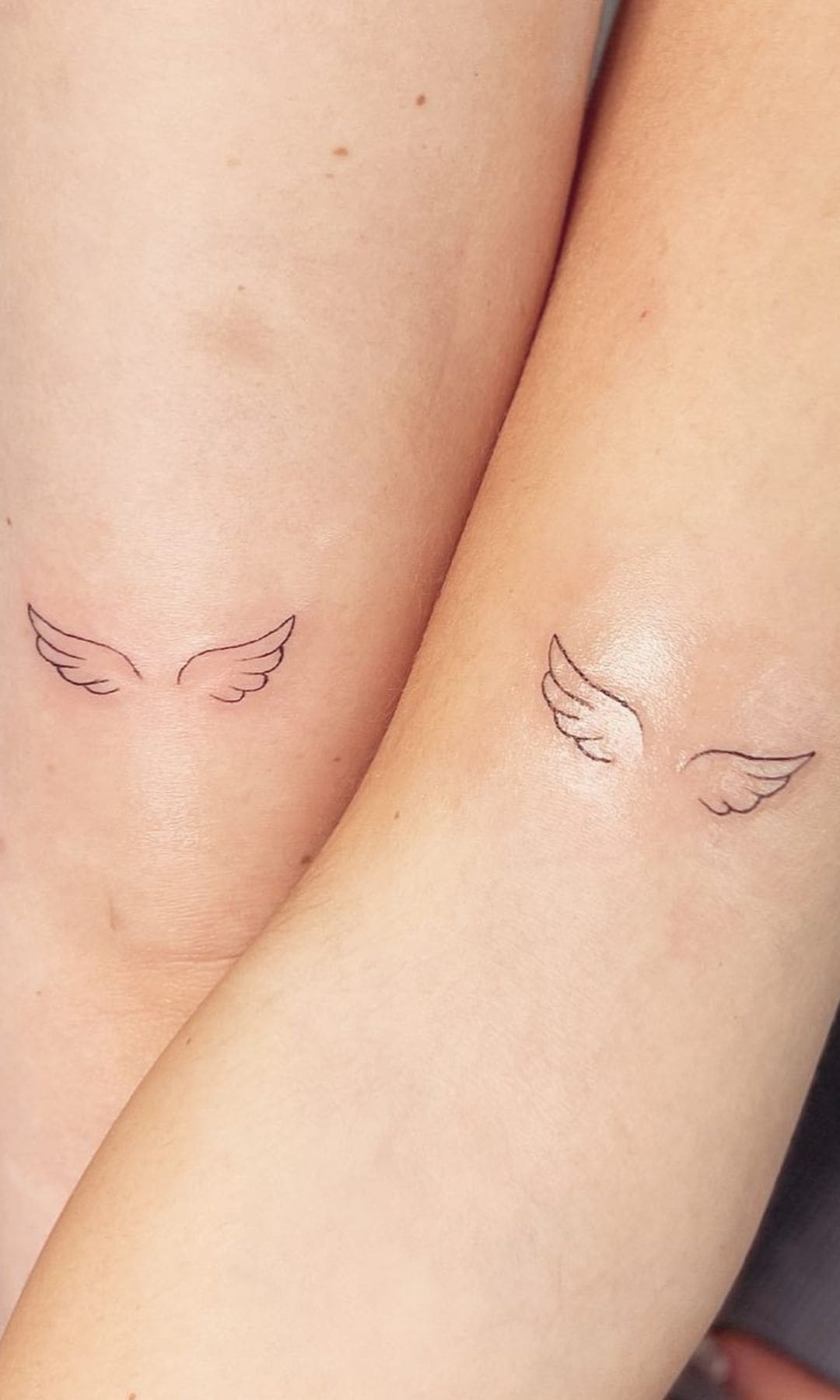 Tatuaje para madre e hija de alas de ángel