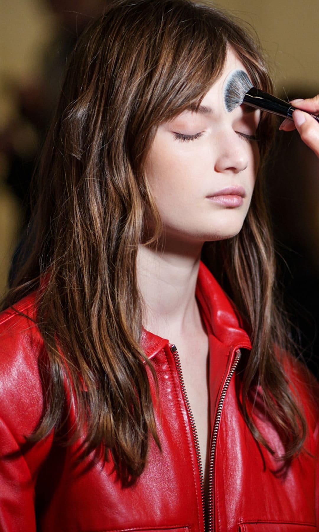 Modelo con cazadora de piel roja en el backstage de Vaillant