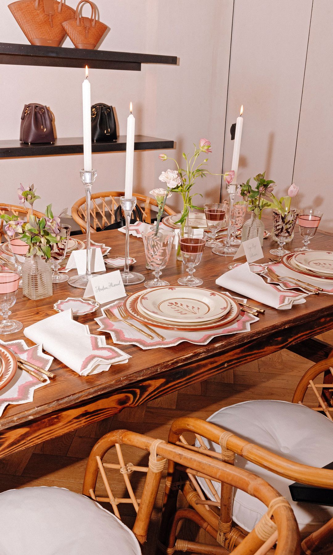 Detalle de la mesa para la cena con vajilla de @casa.tica, flores de @muscari_by_natalia_palacios, individuales y servilletas de @losencajeros  y copas de @losvasosdeaguaclara
