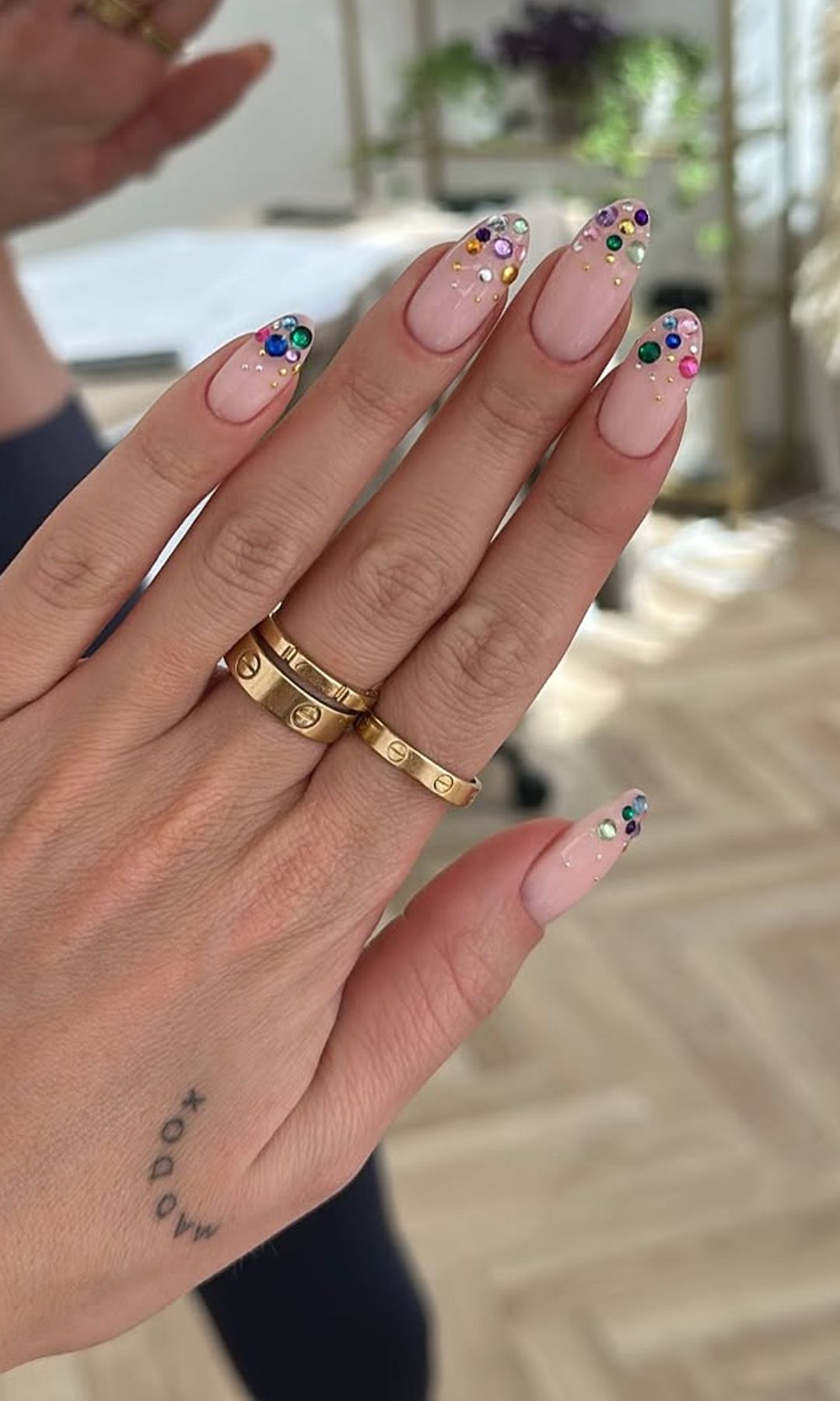 Manicura francesa con brillos en relieve