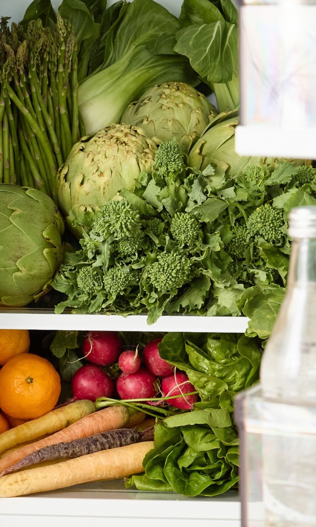 Una nevera repleta de fruta y verdura