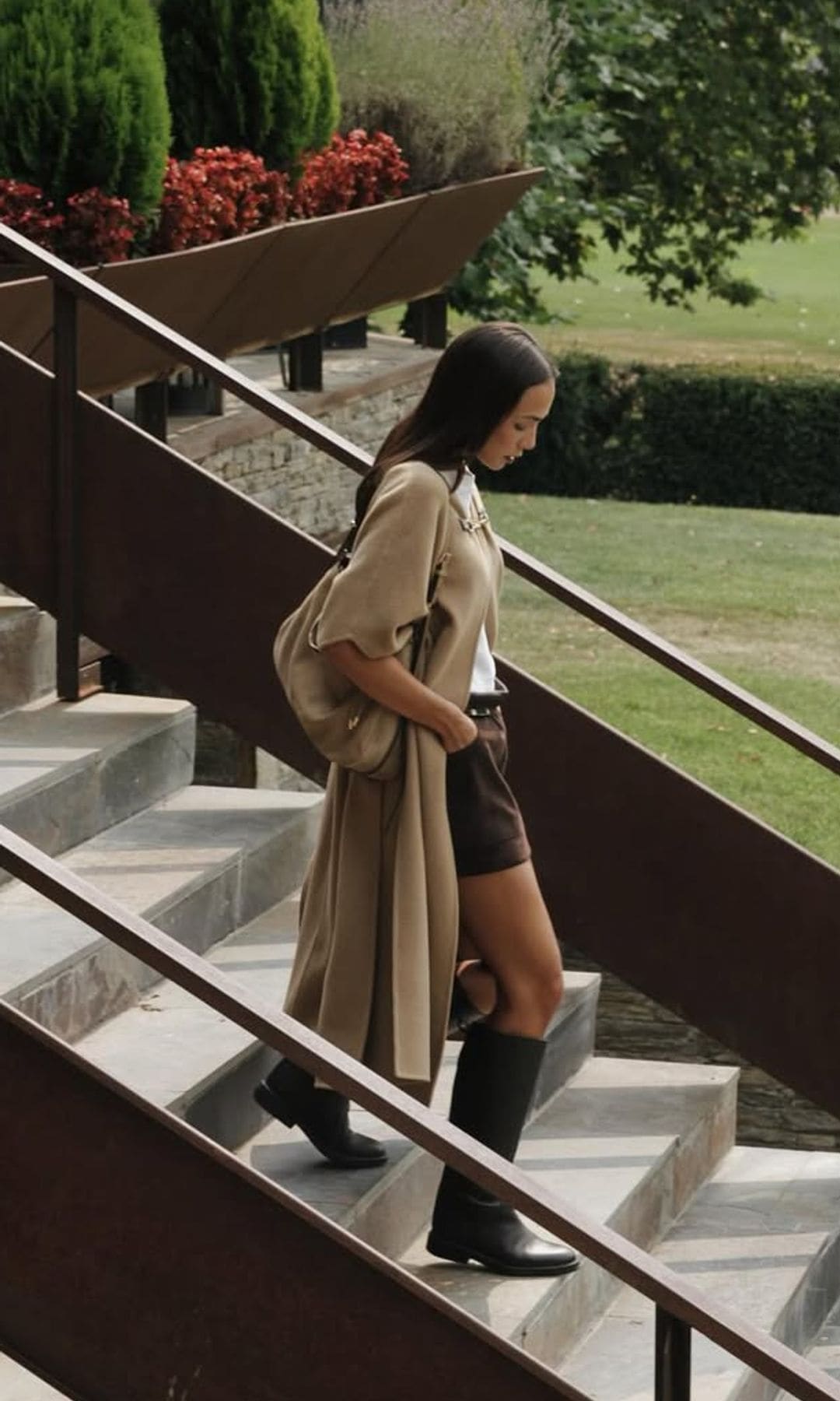 Una camiseta blanca y 5 looks especiales para innovar en otoño sin pasar frío