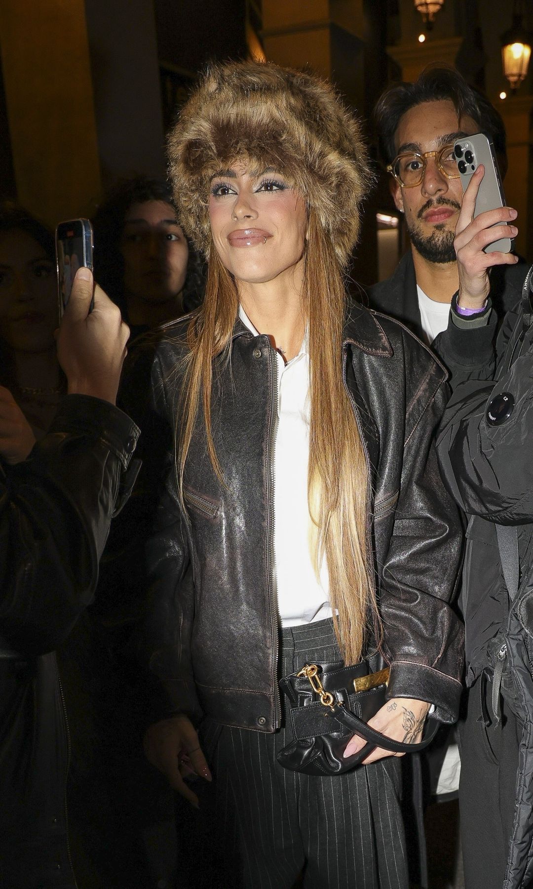 Tini lució un icónico gorro esquimal a su llegada a París