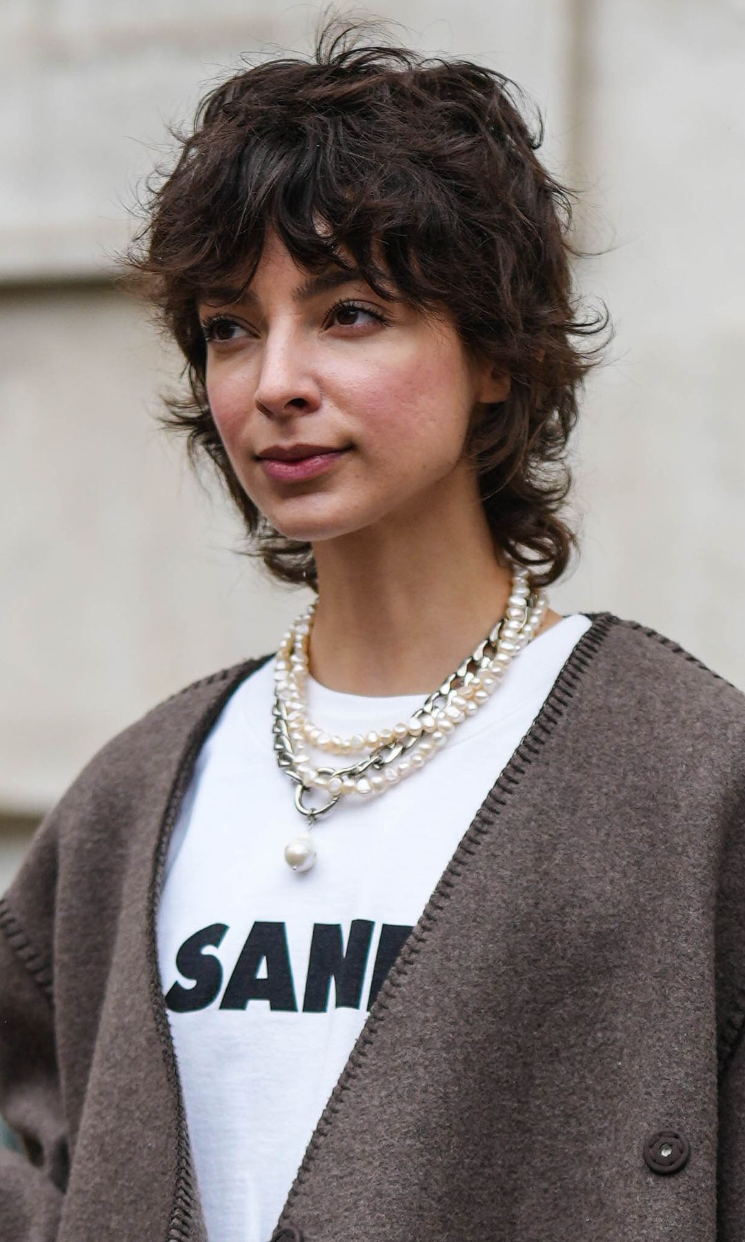  Mujer con cabello rizado asimétrico