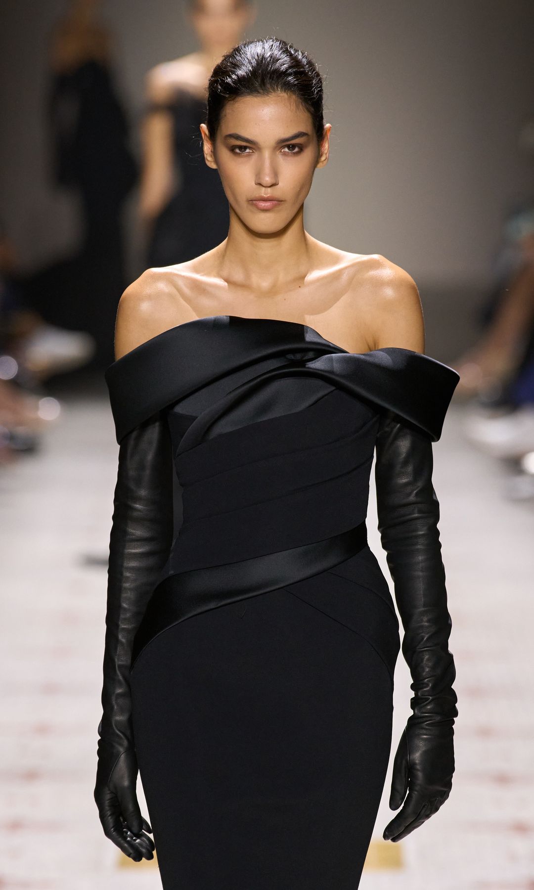 Iza Dantas, para Elie Saab Alta Costura