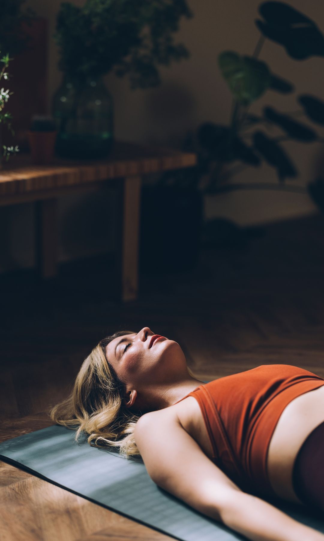 Mujer haciendo savasana postura para dormir