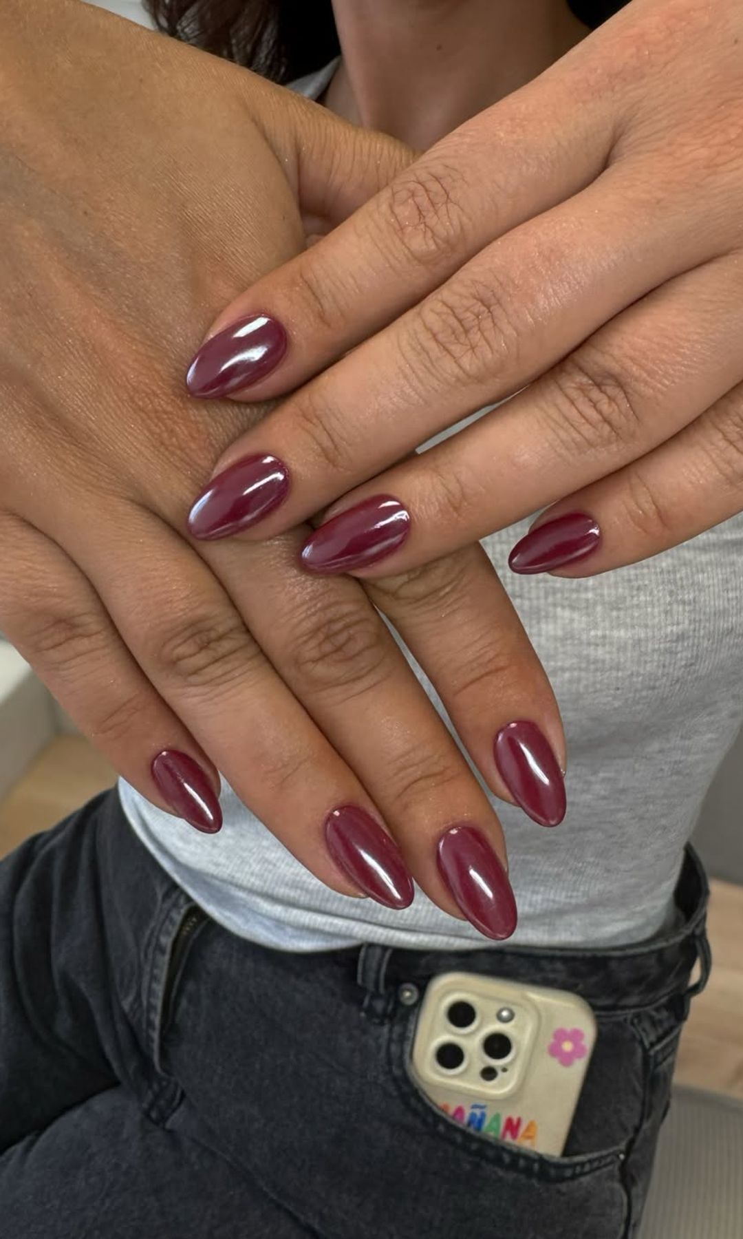 Manicura cromada en color burdeos