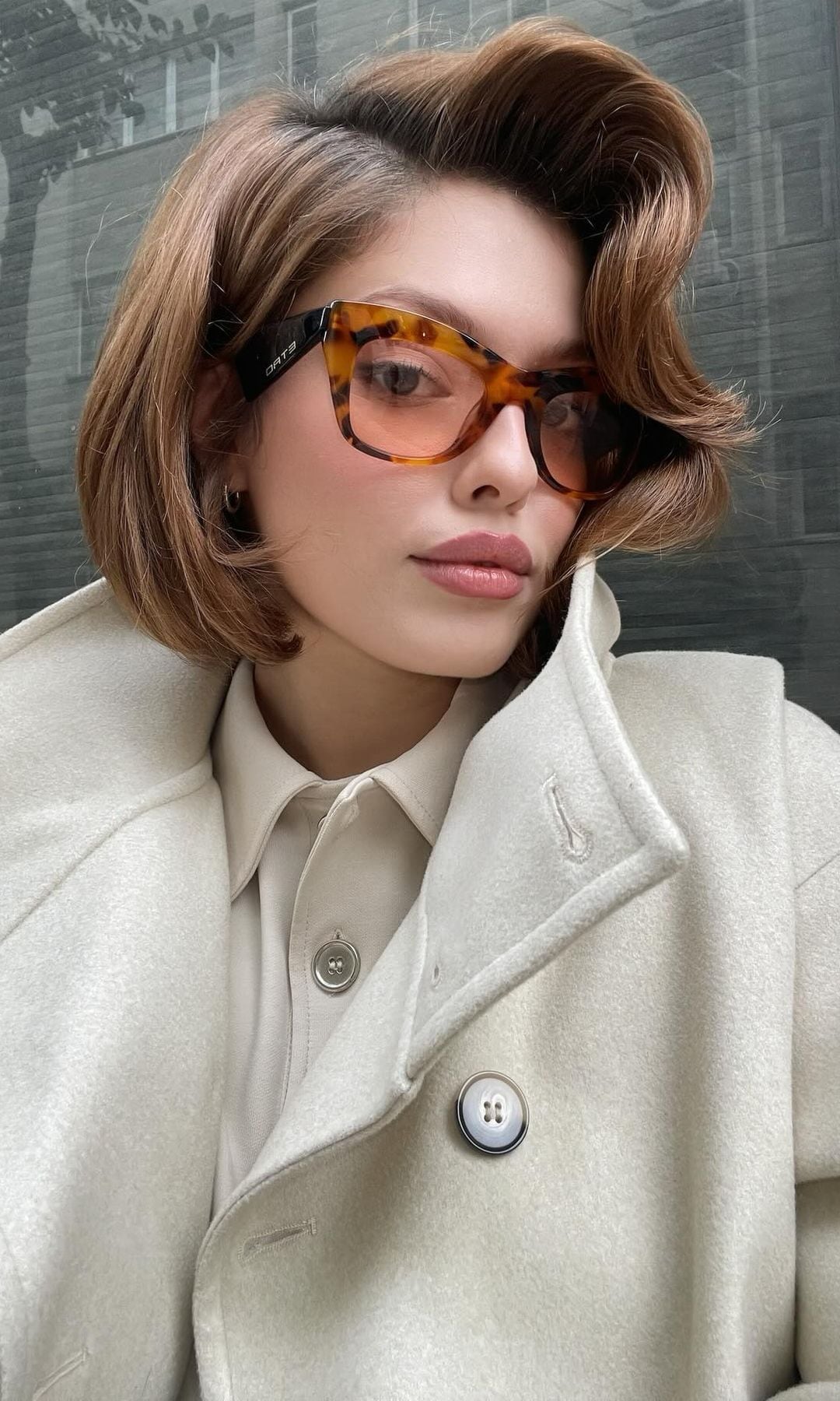 Mujer con pelo corto