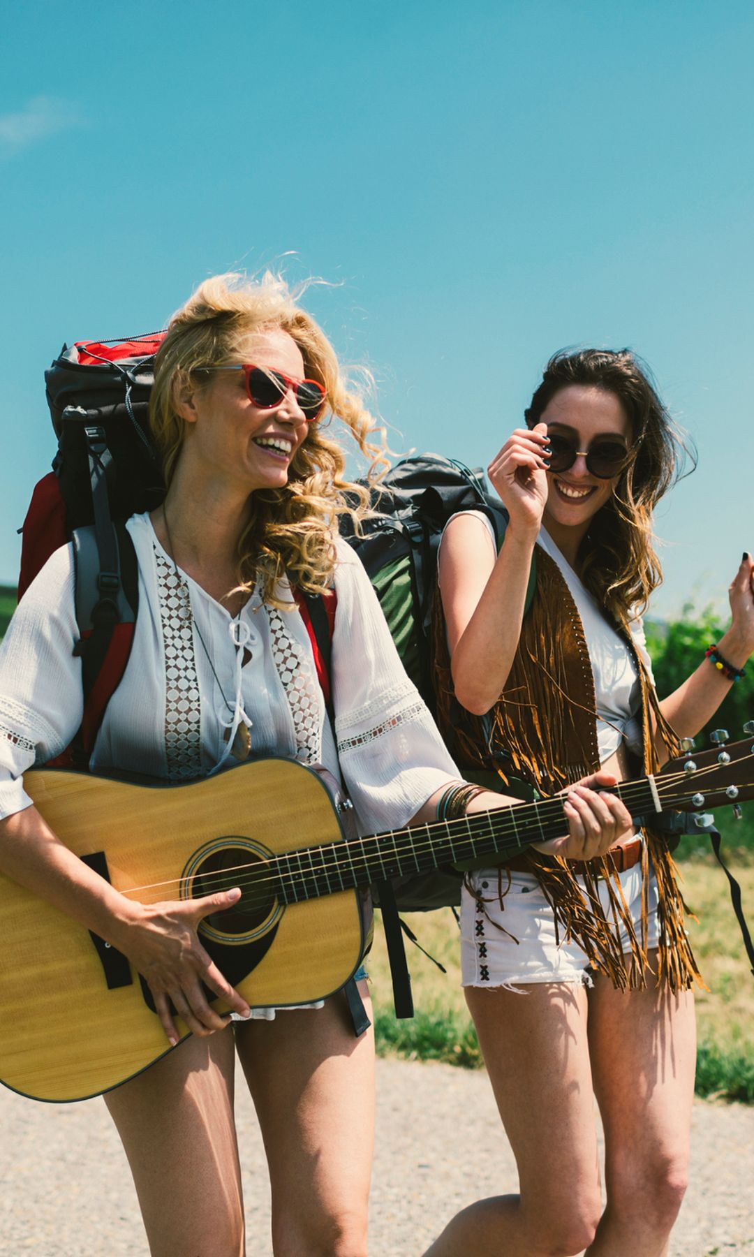 Mujeres con una guitarra mientras viajan