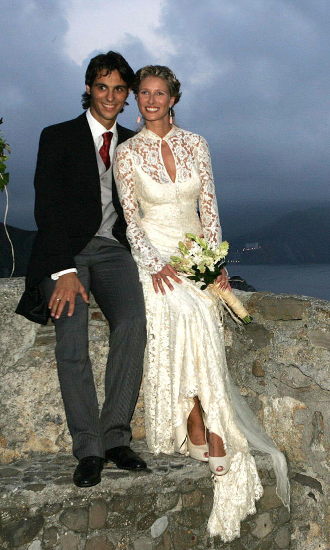 La boda de la presentadora Anne Igartiburu y el bailarín Igor Yebra se celebró el 10 de septiembre de 2004 en la emblemática ermita de San Juan de Gaztelugatxe, situada en la costa de Vizcaya (Bermeo)