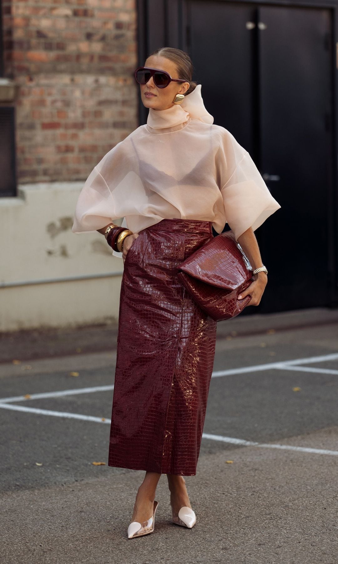 Estos 5 colores combinan genial con el burdeos y te ayudarán a crear looks mucho más elegantes