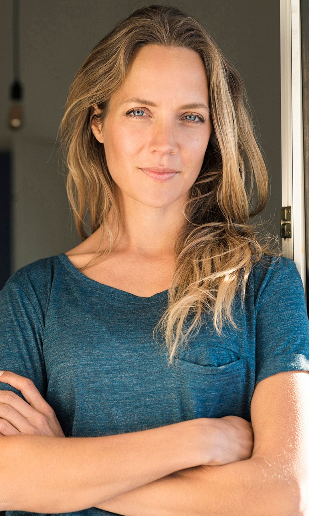 mujer brazos cruzados
