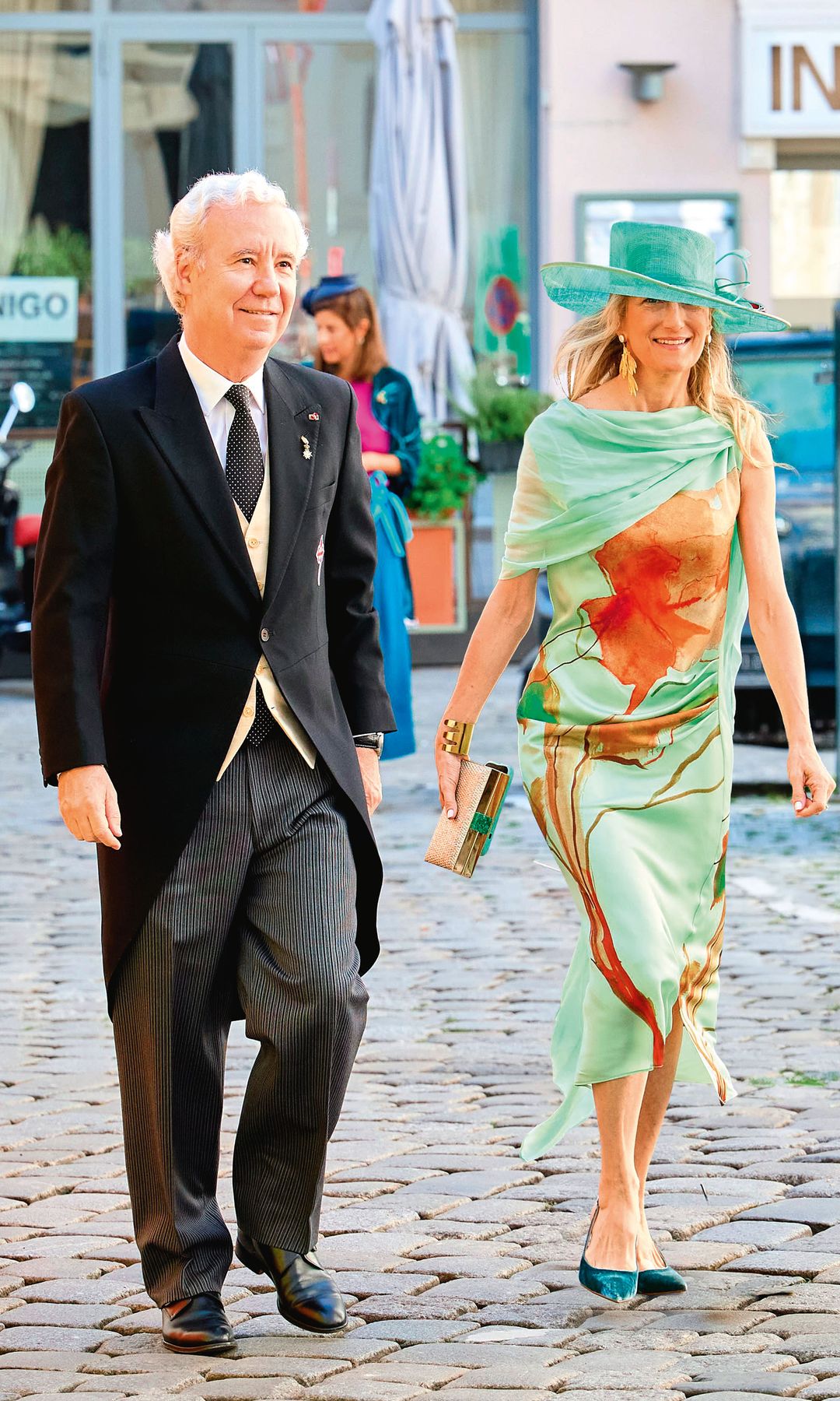  José María Areilza y su mujer, María Salgado, condes de Motrico de camino a la iglesia