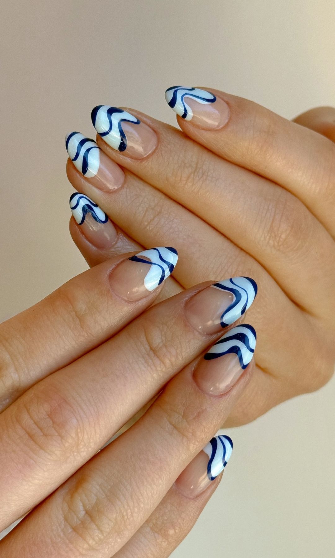 Manicura ovalada de ondas
