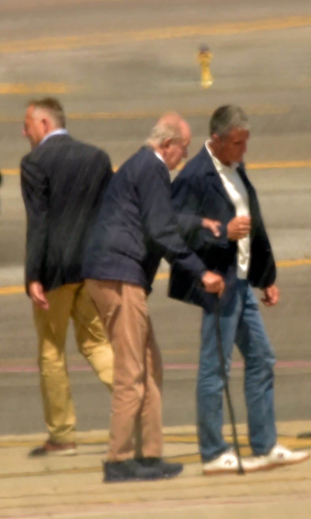 Esta es una de las imágenes más recientes tomadas del rey Juan Carlos en nuestro país. Aeropuerto de Vigo el 16 de junio de 2025