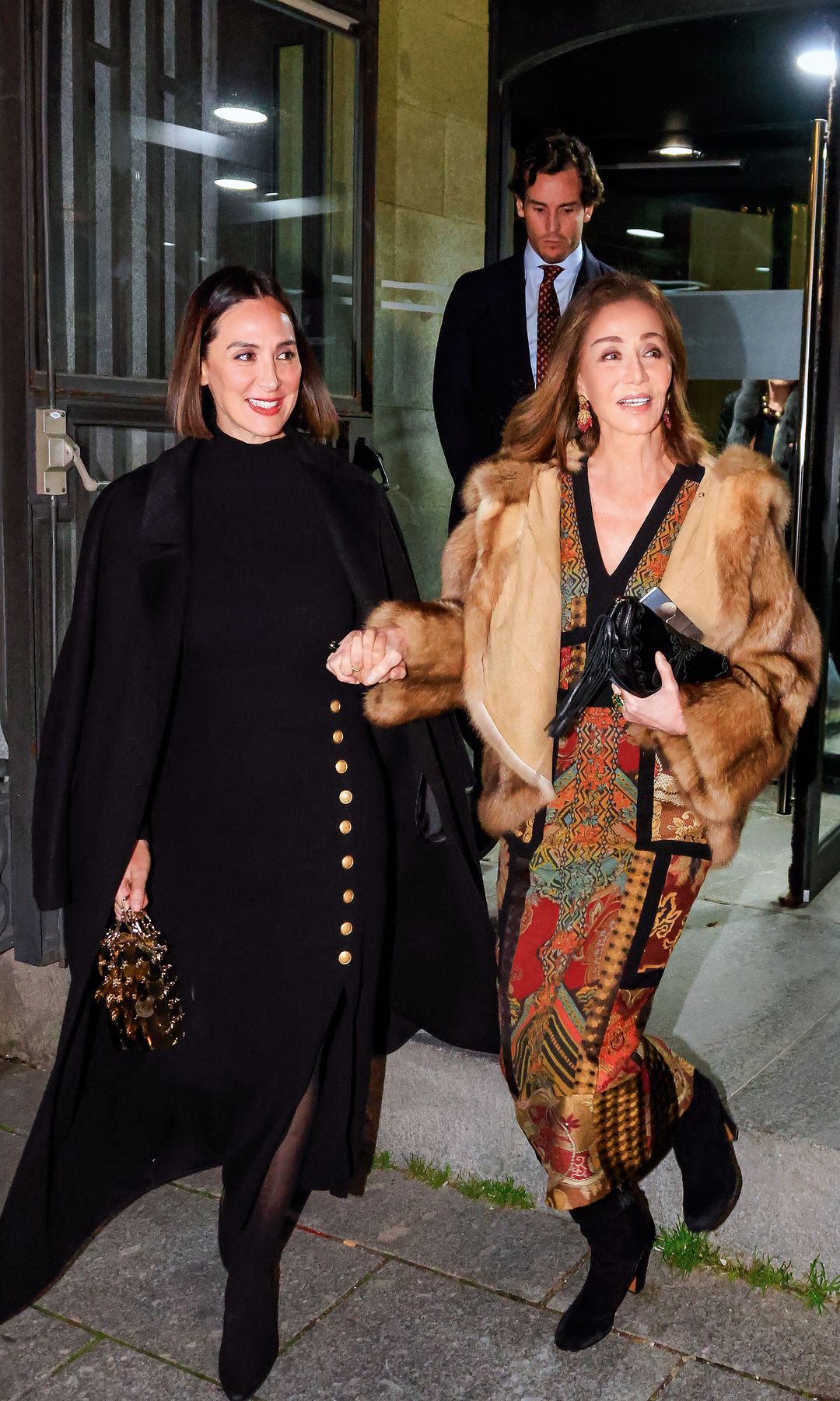 Tamara Falcó cogiendo de la mano a su madre, Isabel Preysler