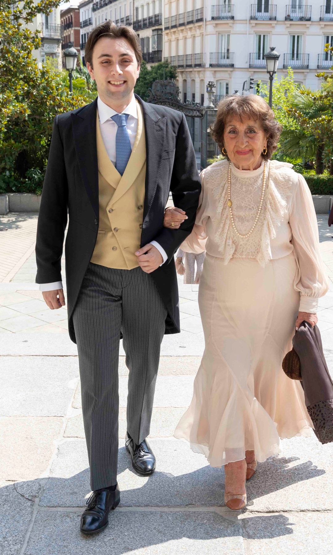 Pier Paolo Hernanod, hermano del novio, con su abuela