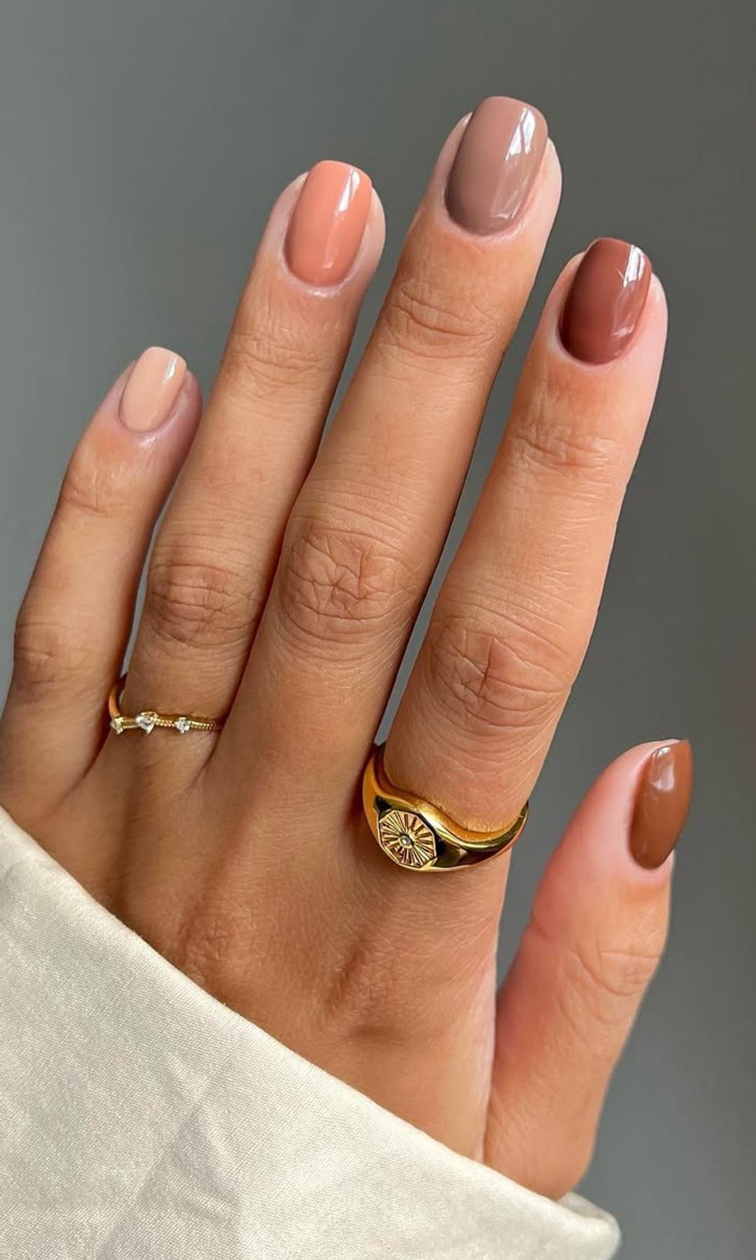 Manicura multicolor en tonos nude