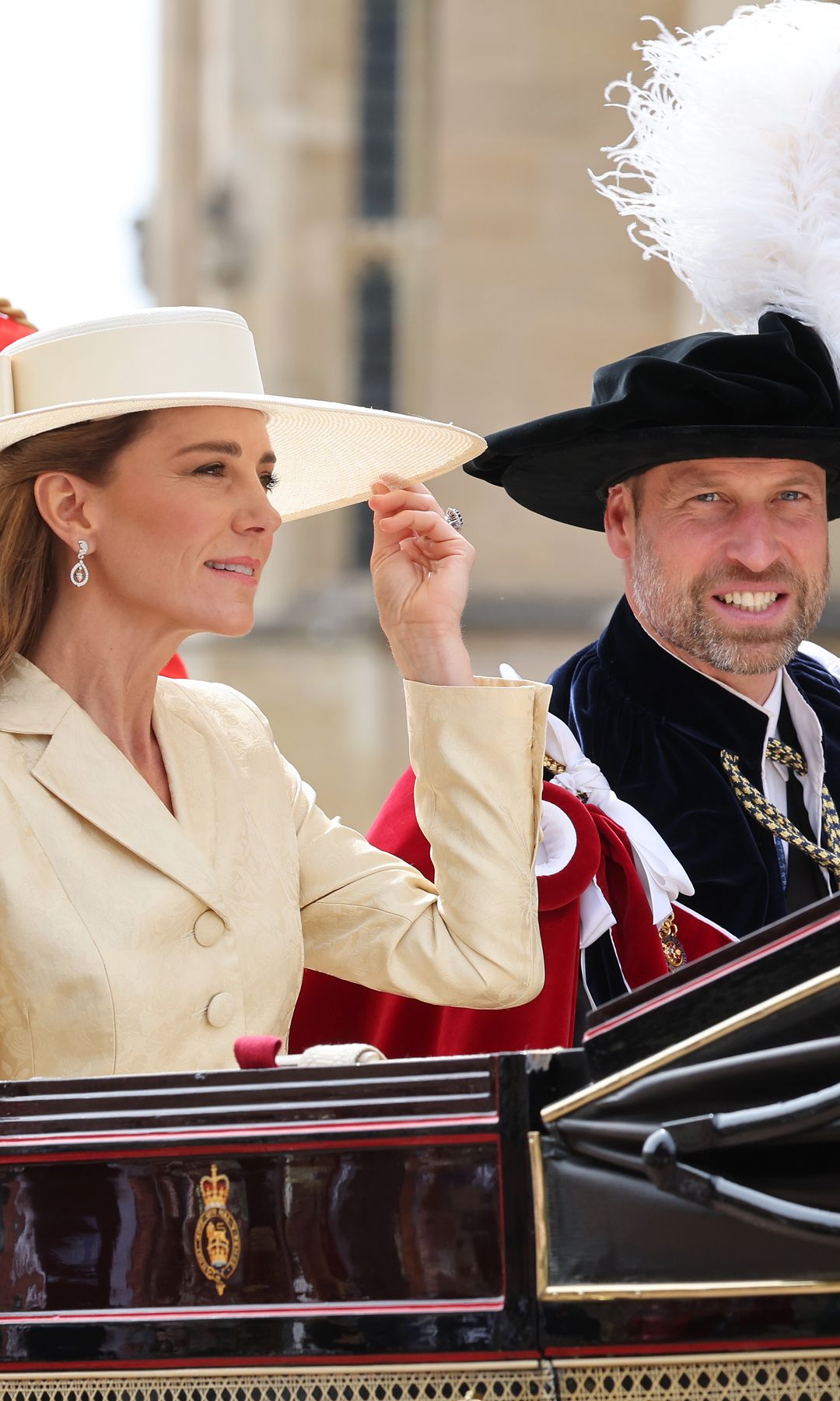 Kate Middleton estrena un vestido amarillo mantequilla de exquisito brocado y pamela a juego en recuerdo a Isabel II por su centenario