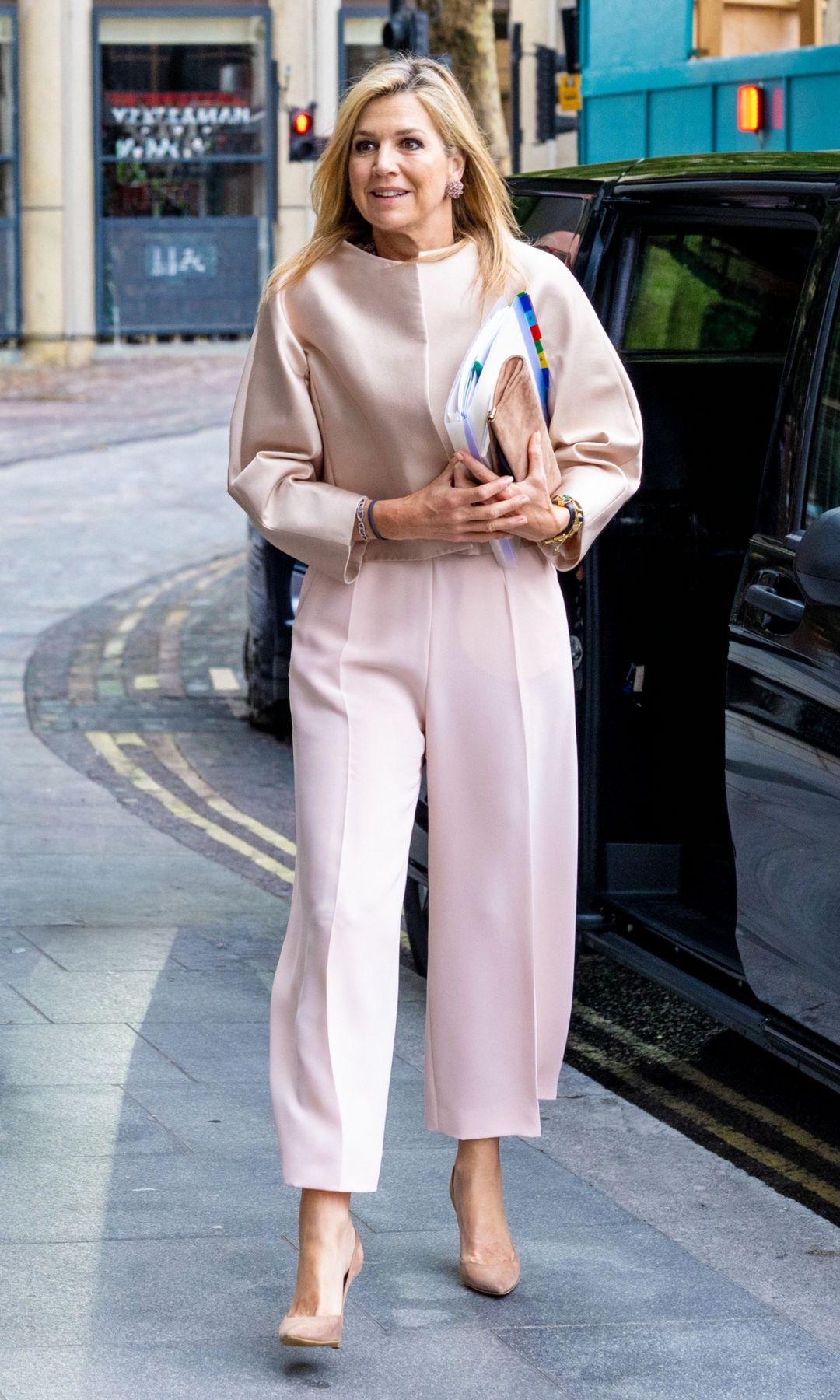 Máxima de Holanda rescata su conjunto rosa más elegante en Londres y deslumbra con unas joyas de hilo de seda hechas a mano en 48 horas
