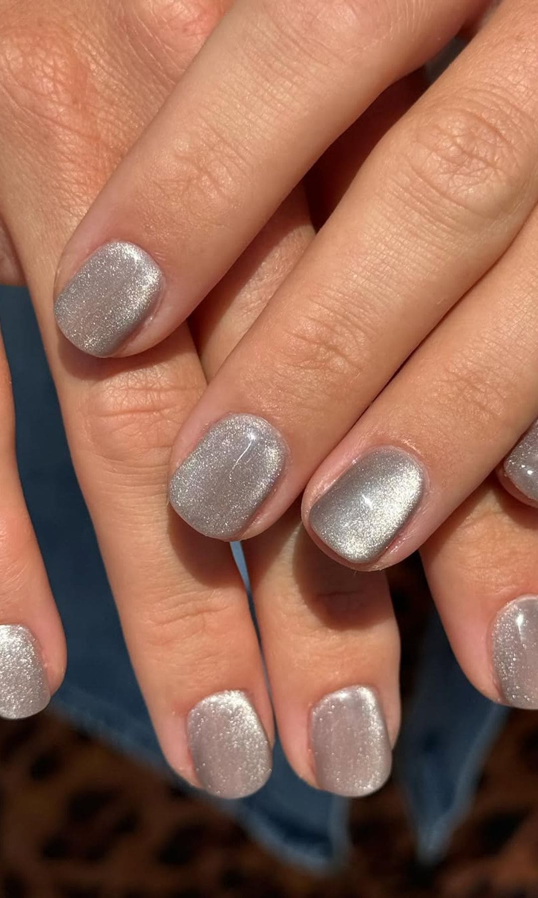 Manicura velvet en tonos plateados con efecto satinado y acabado uniforme