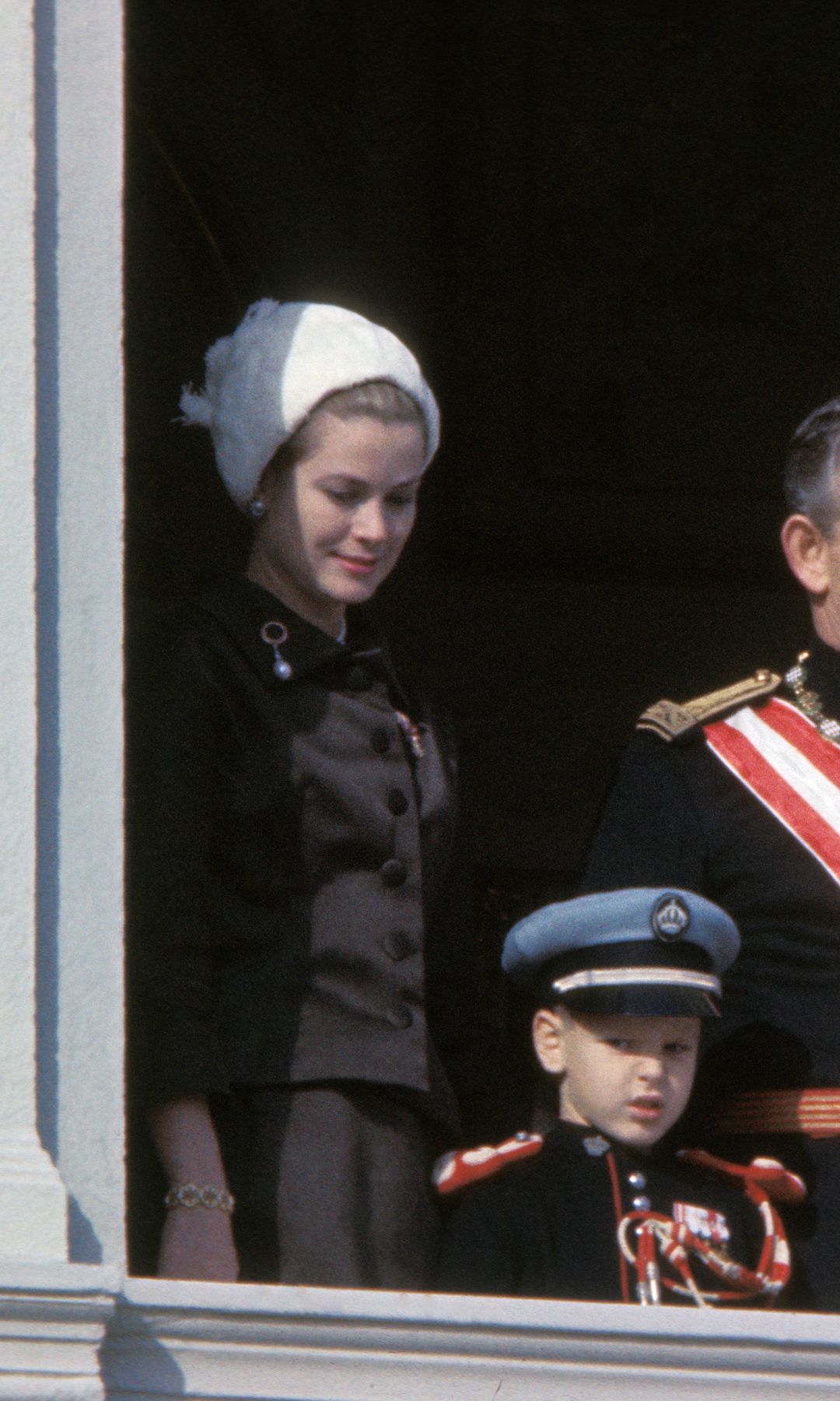 Grace Kelly, Alberto de Mónaco, el príncipe Rainiero y Carolina de Mónaco en el balcón del Palacio de Mónaco, hacia 1960.
