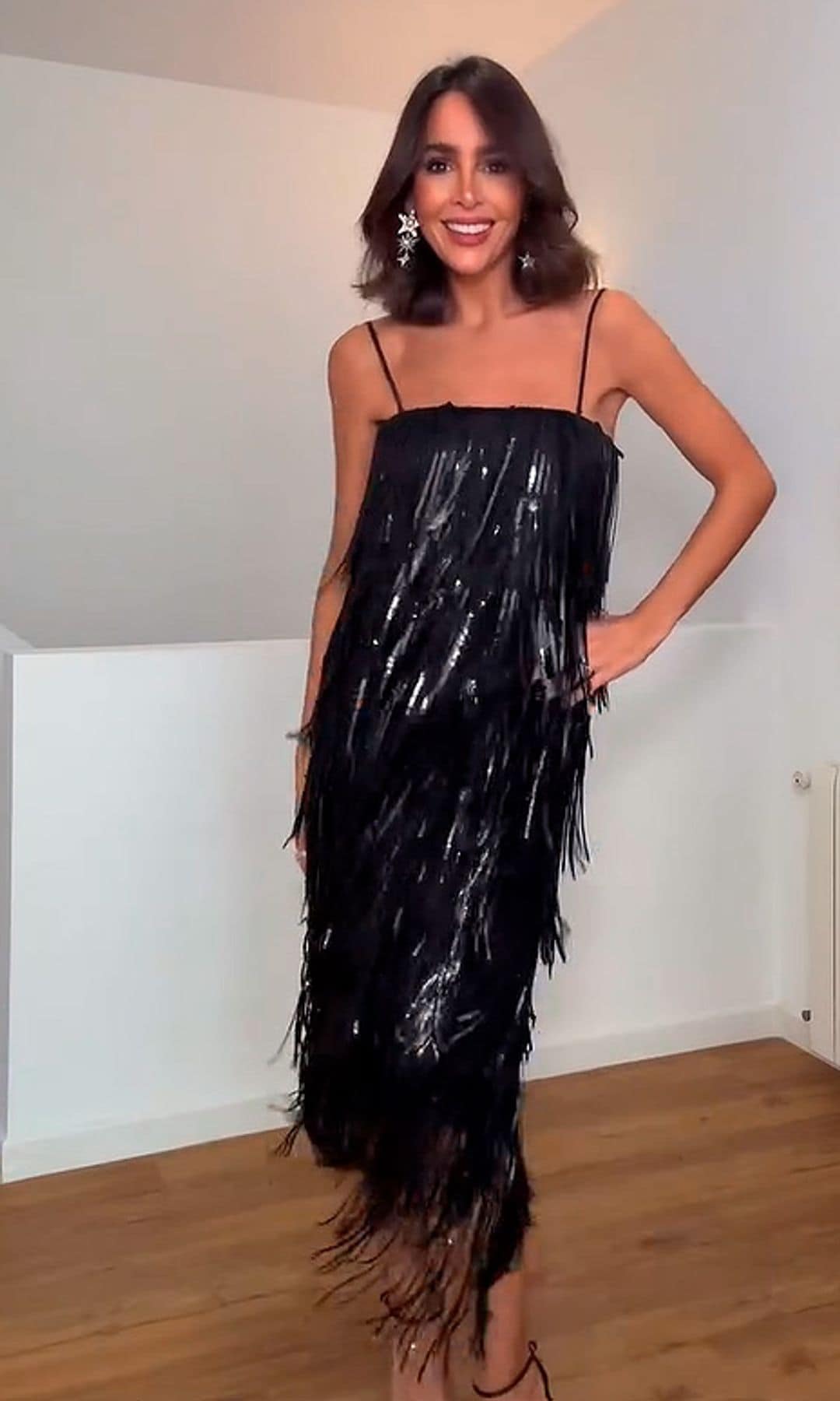 Rocío Osorno con vestido de flecos negro de Zara
