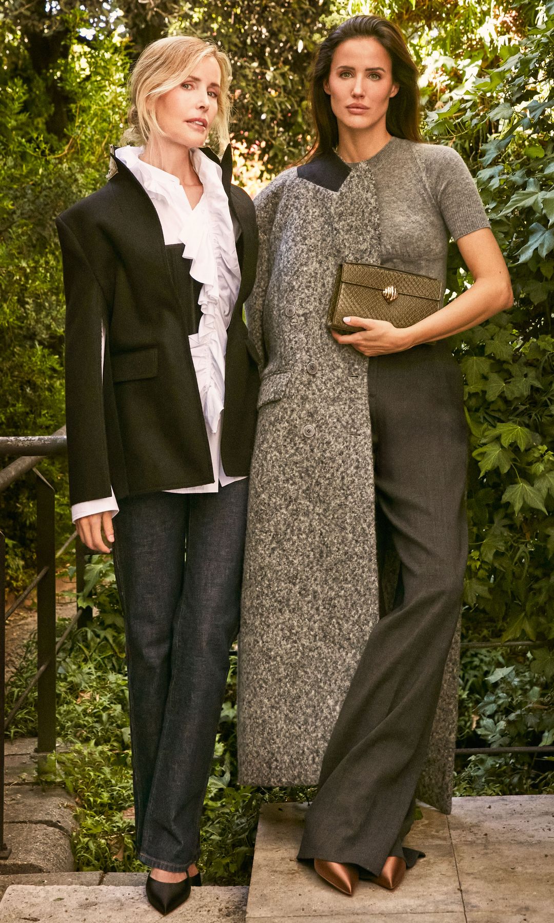 Mer, que es diseñadora de interiores, posa, con camisa y chaqueta de Dior y pantalón de Khaite NY, junto a su hija, que viste top de punto, abrigo y pantalón de Ermanno Scervino. Los zapatos de Mer y el bolso de Alex son de Aquazzura x Alex Rivière