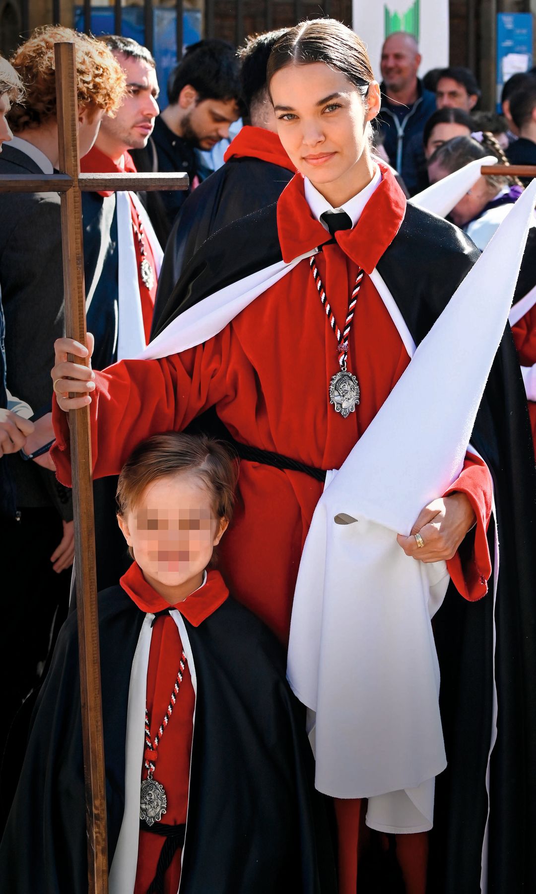 Gara Arias y su hijo, durante su trayecto como nazarenos de una de las procesiones del pasado fin de semana