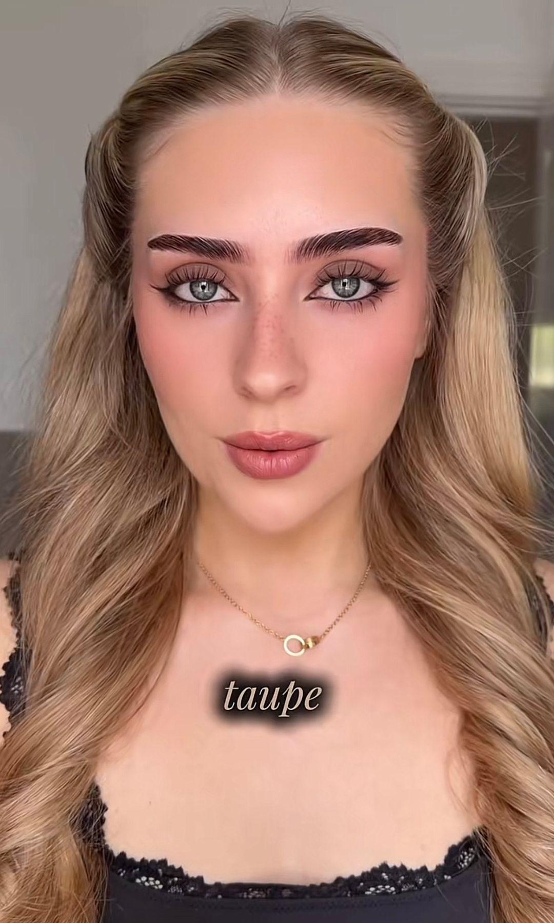 Maquillaje para ojos grises con tonos grises