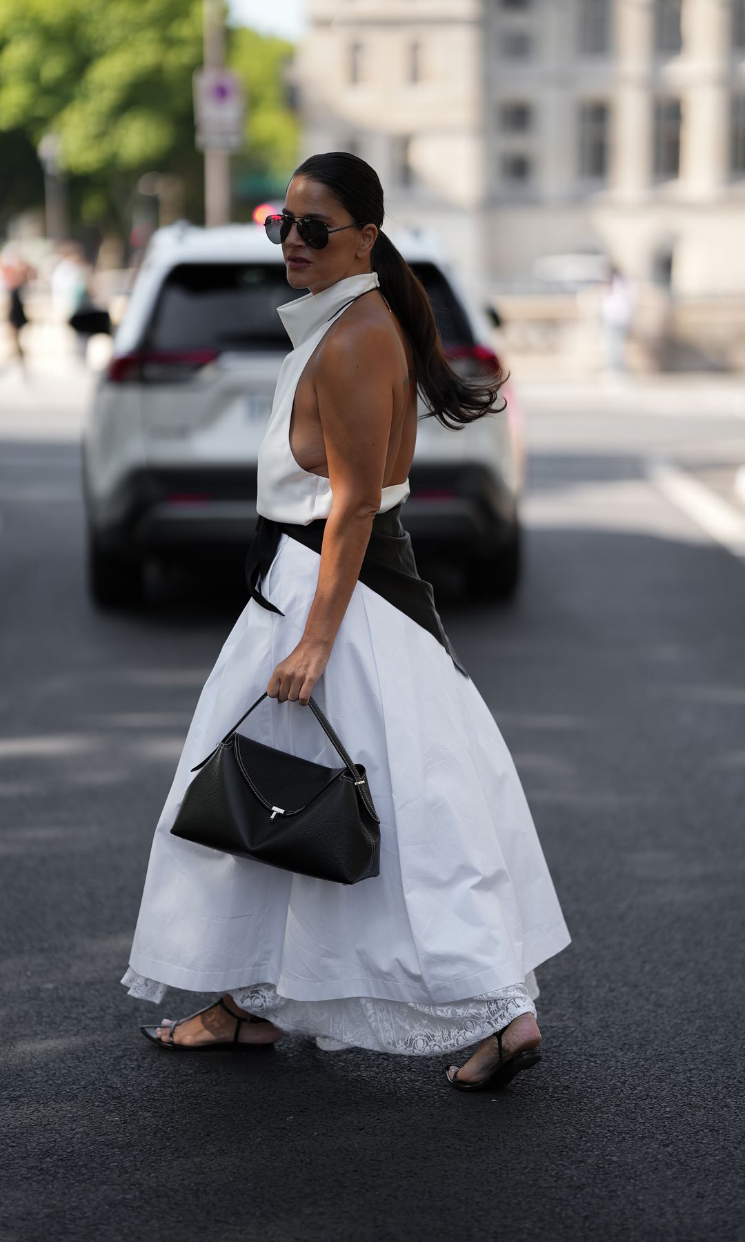 vestido blanco y sandalias