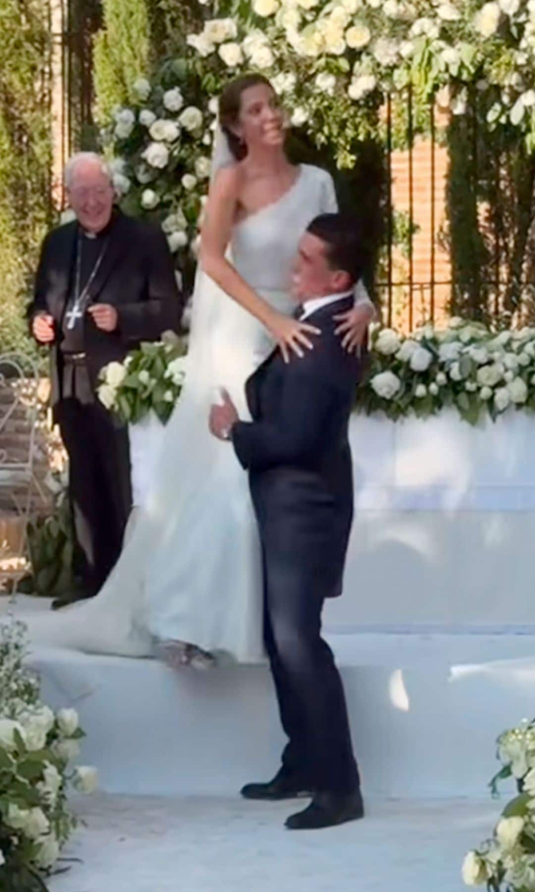 En el momento en el que Jaime sujeta en brazos a Marta en pleno altar, a los pocos segundos de que se juraran amor eterno