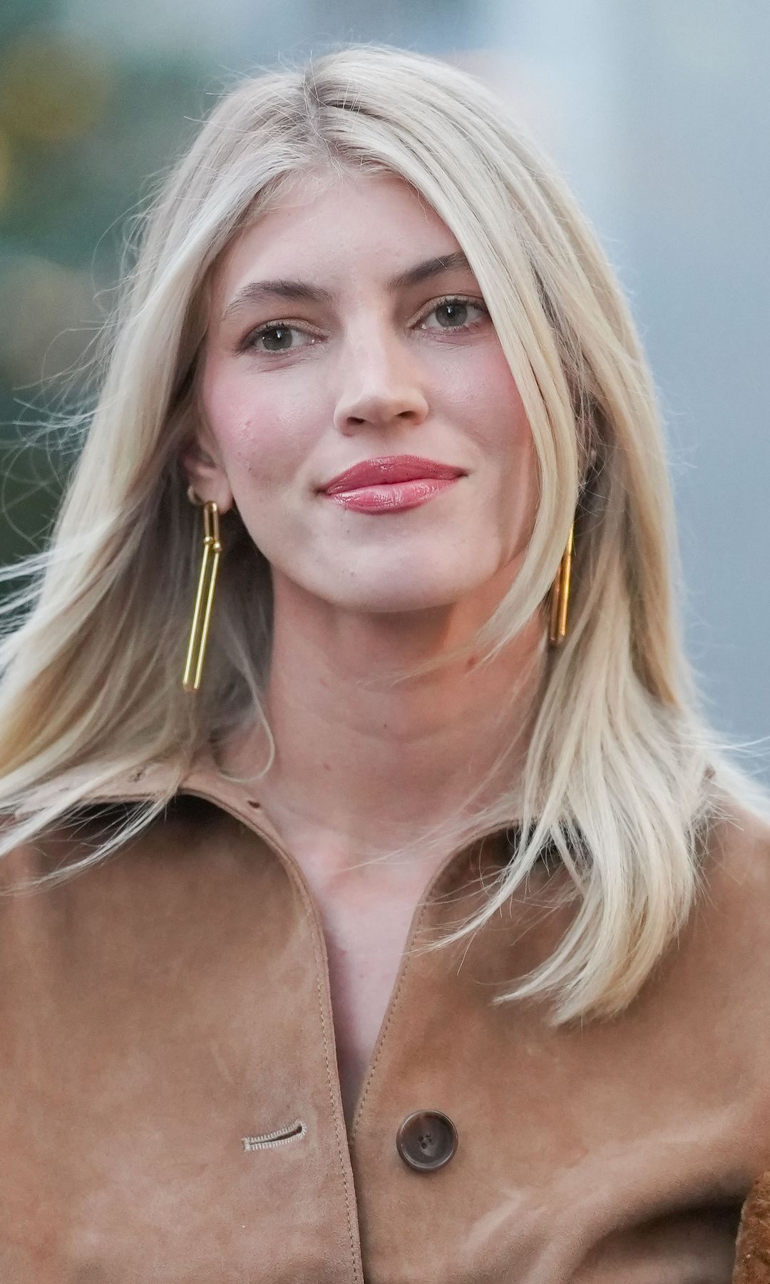 Mujer rubia con maquillaje natural