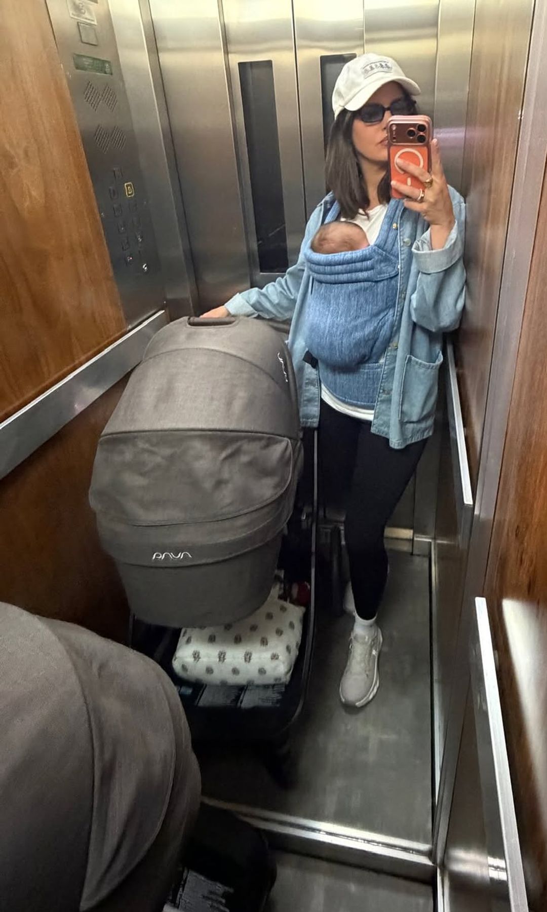 Isabelle Junot con su hija pequeña en el ascensor