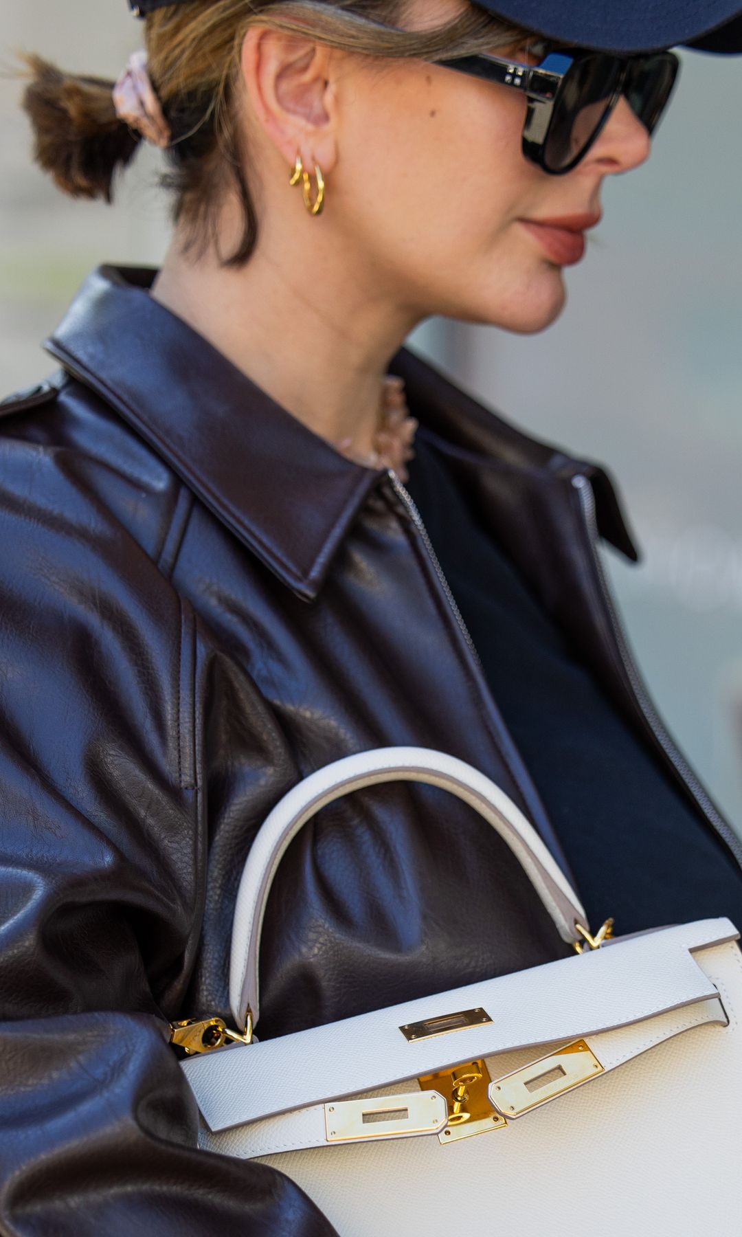 Victoria Scheu  en la Semana de la Moda de Berlín con cazadora de cuero y bolso de Hermés