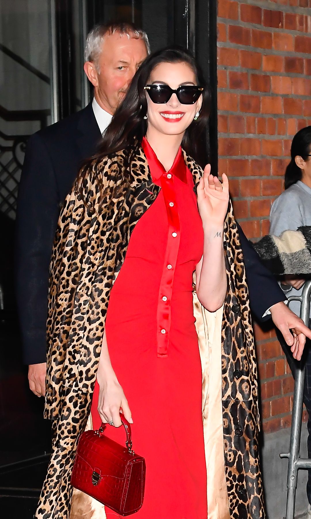 Anne Hathaway es un ícono de la moda este 2026.