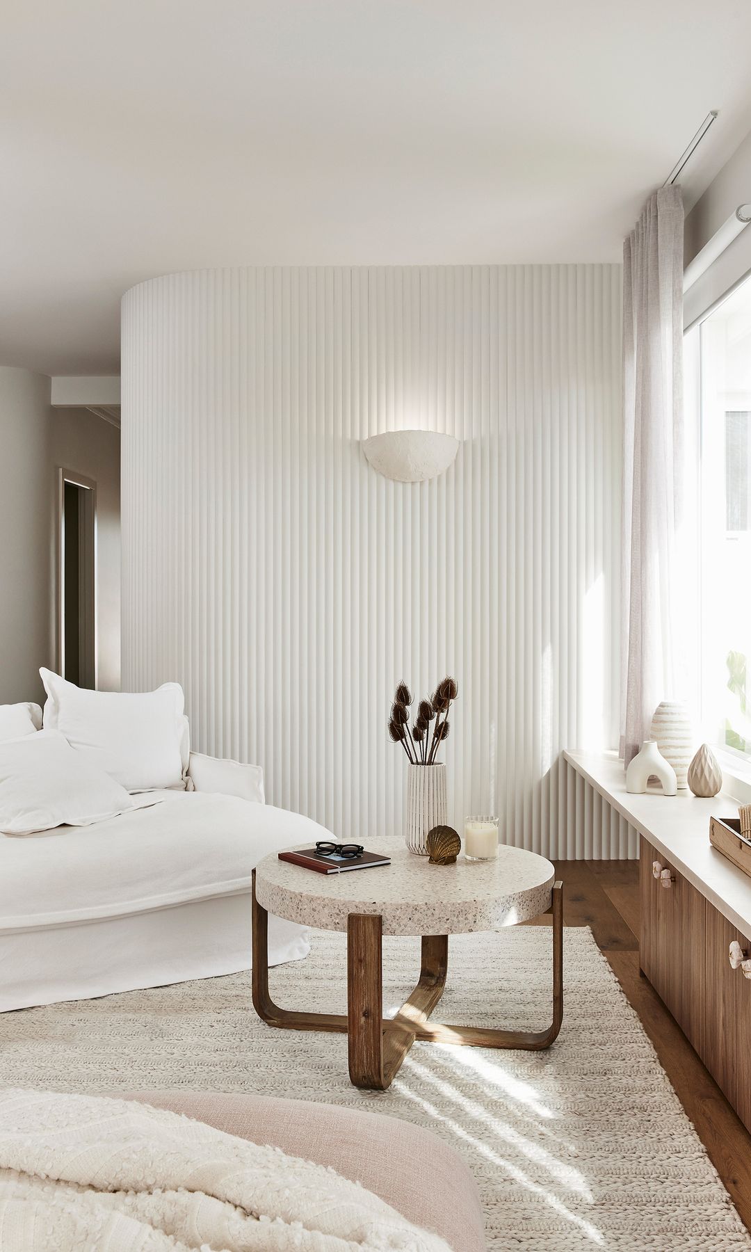 Salón decorado en tonos neutros con mezcla de texturas