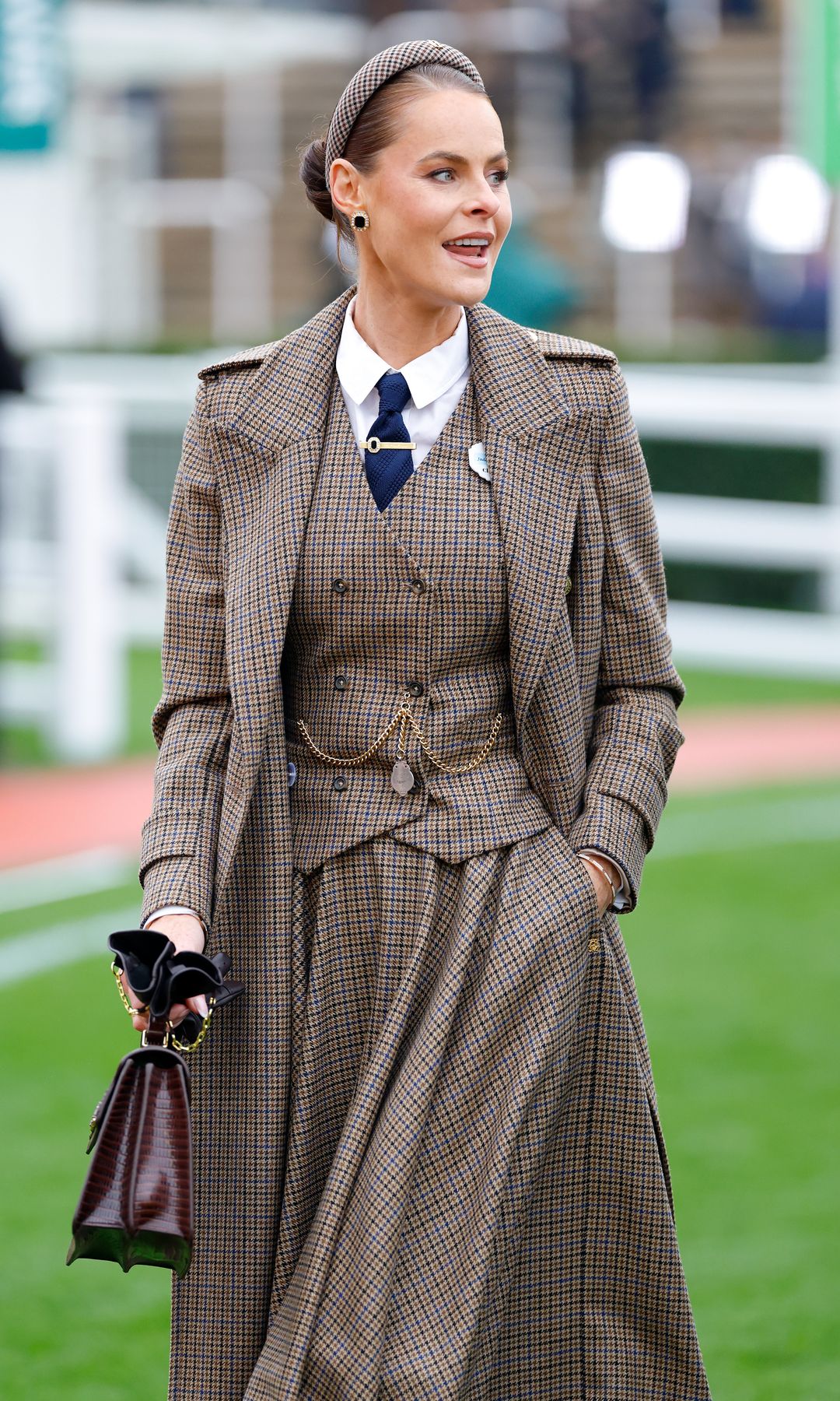 Jade Holland Cooper en las carreras de caballos de Cheltenham, 2025.