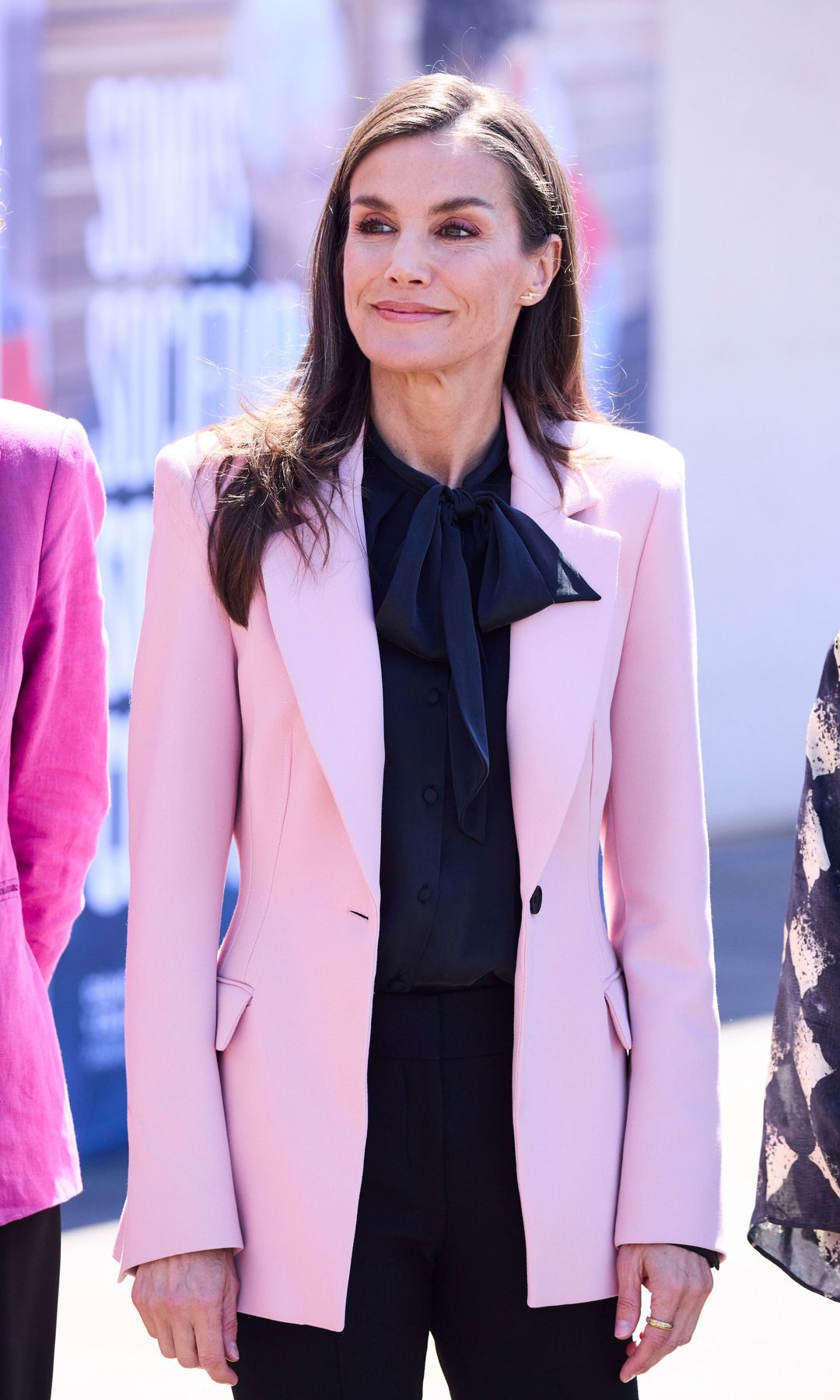 La reina Letizia apuesta ​en ​Pamplona por una 'blazer' rosa: combina muy bien con prendas en color negro