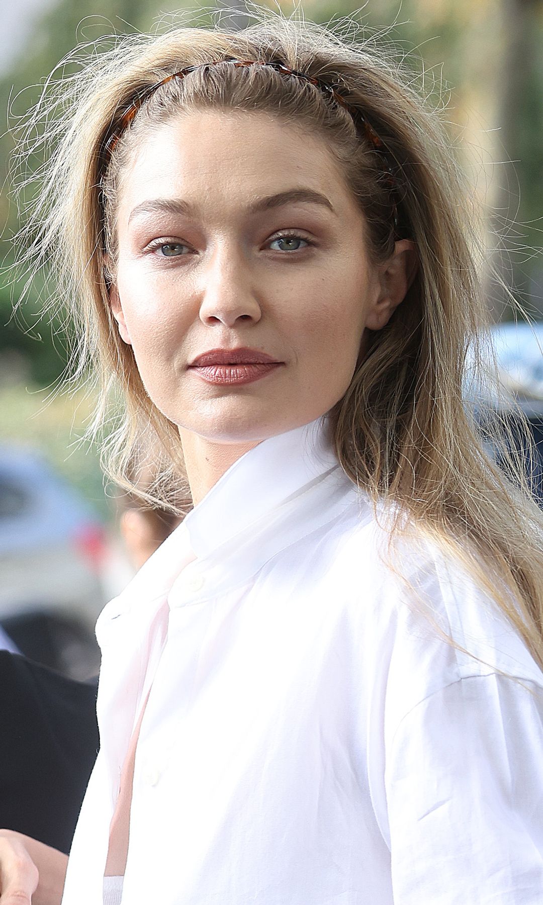 Gigi Hadid saliendo del backstage de Miu Miu durante el séptimo día de la Semana de la Moda de París (colección femenina Primavera/Verano 2027