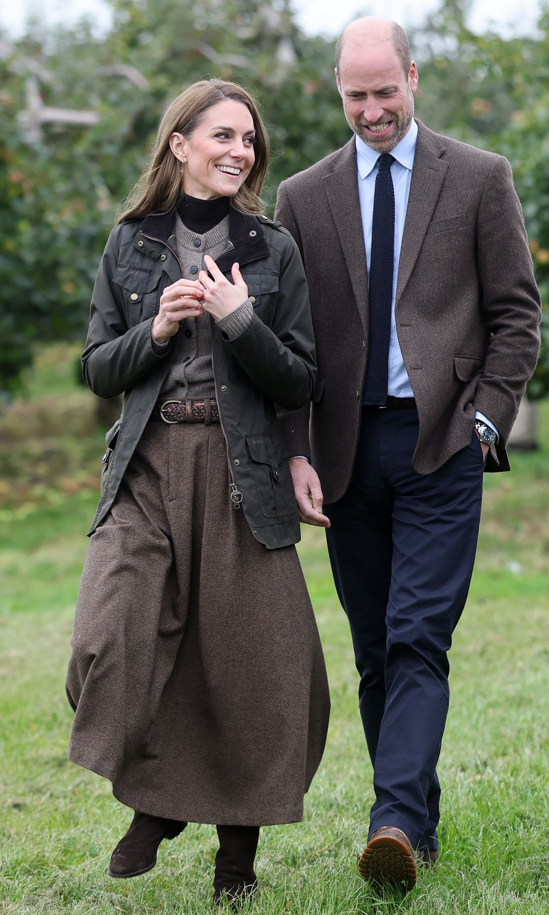 Kate Middleton y el Príncipe William caminan juntos en un campo verde