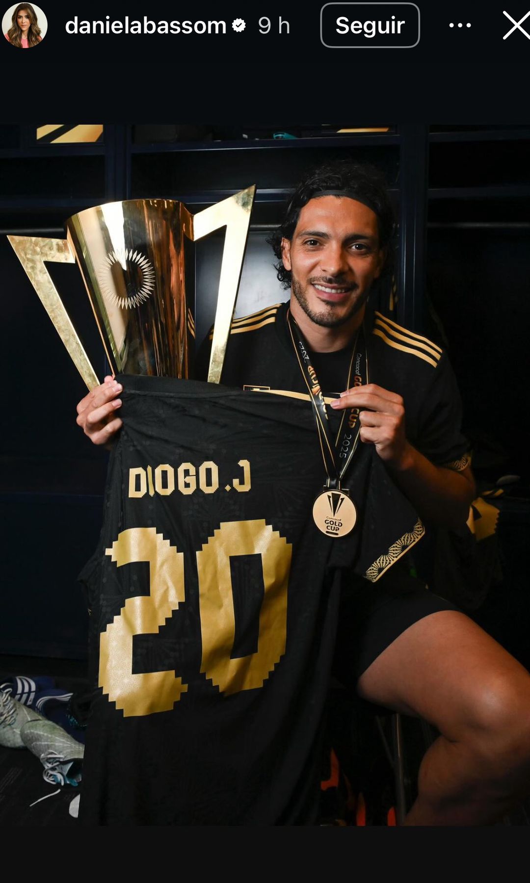 Raúl Jiménez celebró su triunfo ante Estados Unidos con el jersey de Diogo Jota.