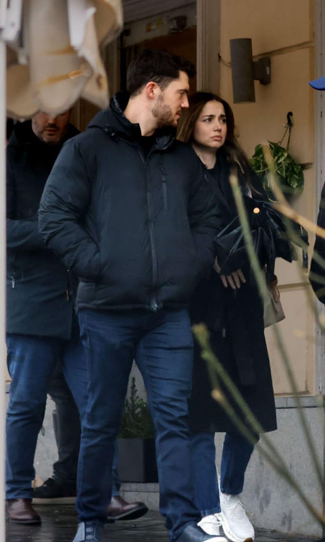 Ana de Armas paseando con Manuel Anido por Madrid