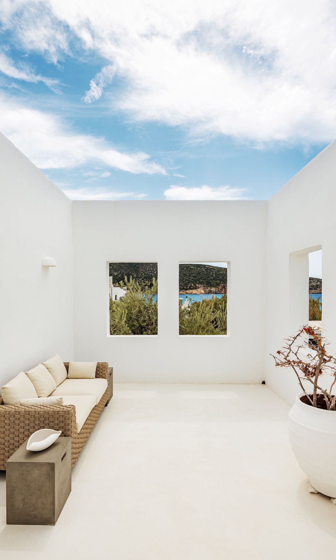 MARINA VERNICOS NOS INVITA A CONOCER SU IMPRESIONANTE CASA JUNTO AL MAR, EN LA ISLA DE SIFNOS, UNA DE LAS PERLAS DEL EGEO